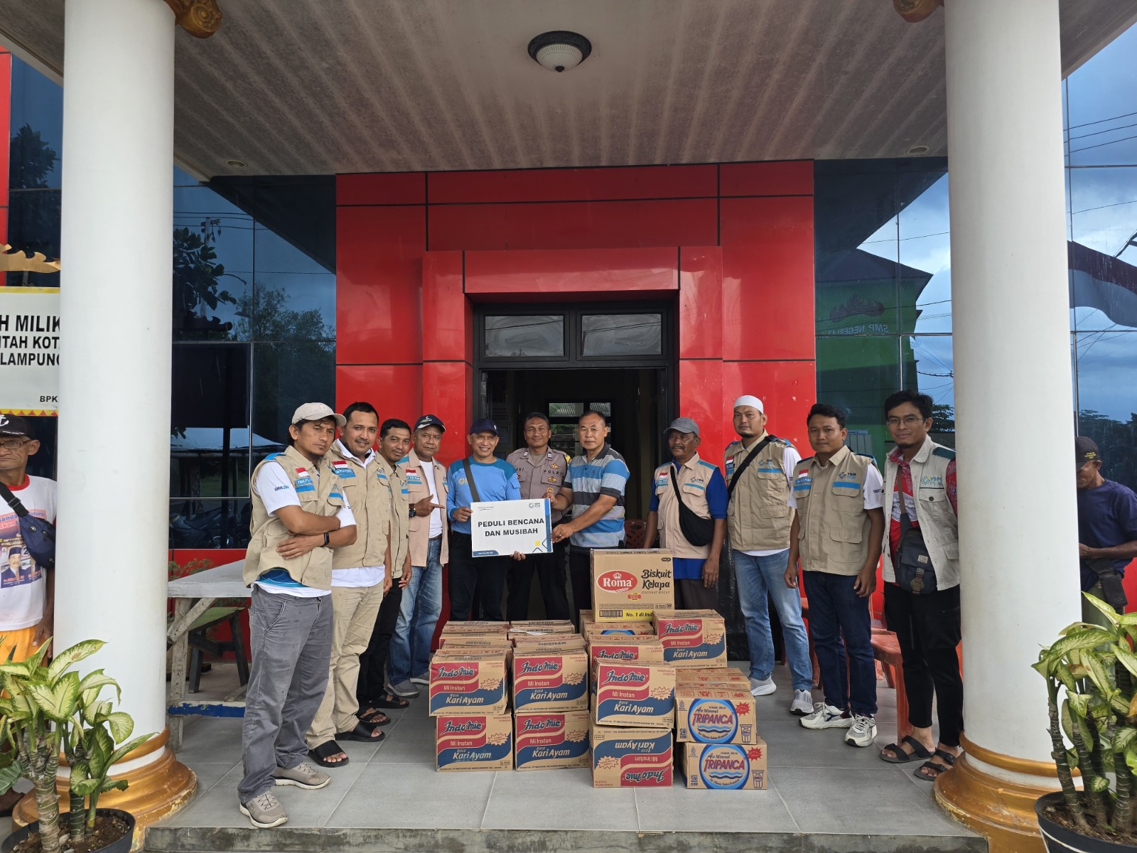 PT PLN UPT Tanjung Karang Beri Bantuan Korban Terdampak Banjir di Bandarlampung